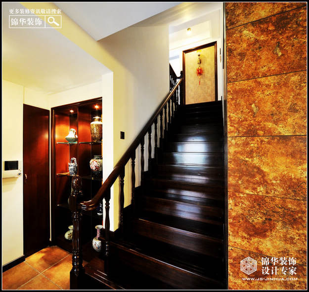 设计师:单清 工程地点:山水风华 工程面积:220平方 工程造价:18.9万 主要用材:大理石,镜面,仿大理石砖,壁纸,玻璃,地板。 设计说明: 1.本案是一套别墅,风格的营造上主要以古典作为底蕴,融合了一些欧式的元素,营造大户型应有的沉稳,内敛不俗的特有气息。 2.在空间使用功能的布局上自由度较大,比较有利于室内设计师根据业主所需进行局部的功能细分。本户型空间功能充足,主要注重细节的设计和主材的搭配,开阔的卫生间,空透的厨房,门厅和楼梯转身的装饰等,提高业主的生活品质。