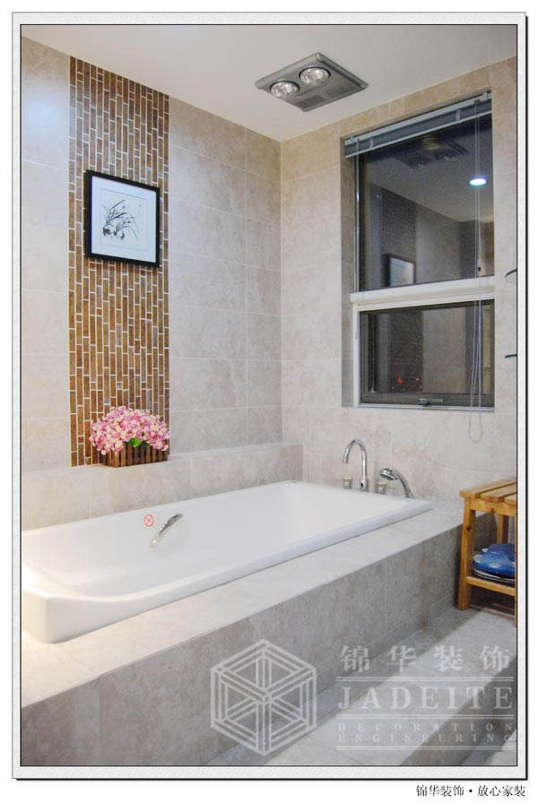 �Ұ״�שΪ��ɫ�������䴩����һ����ɫ����ש��ɫ��������ʹ�ü�Լ�Ŀռ������ɫ��