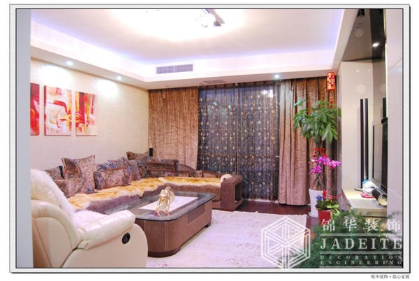 �������Ƿ���ɳ�����輸���̺�������ں�ͳһ����ذ����ɫ��ɳ���輸��������ɫ������������һ���İ�ɫ��̺��ʹ������ɫ����Э���Ļ����ϸ���ܰ
