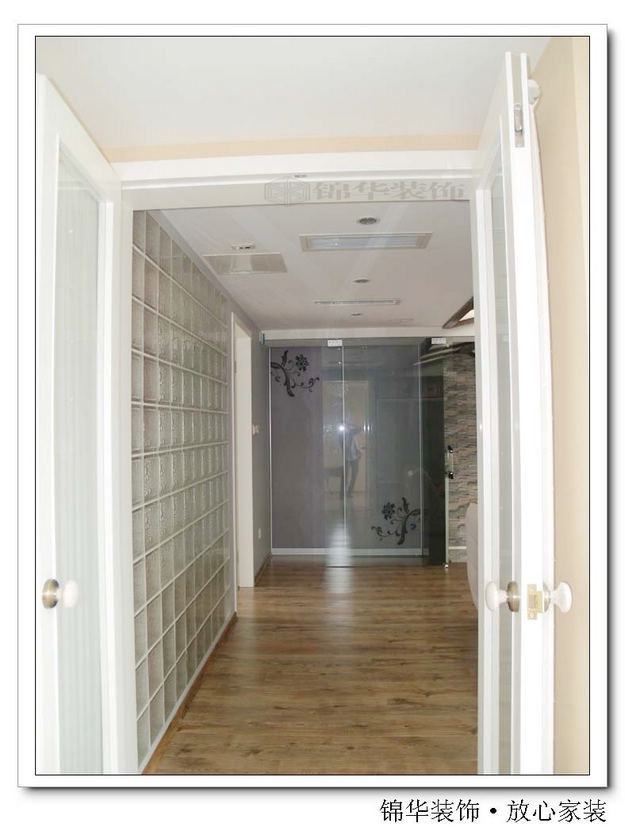 储藏室以玻璃移门的形式既美观又节省空间